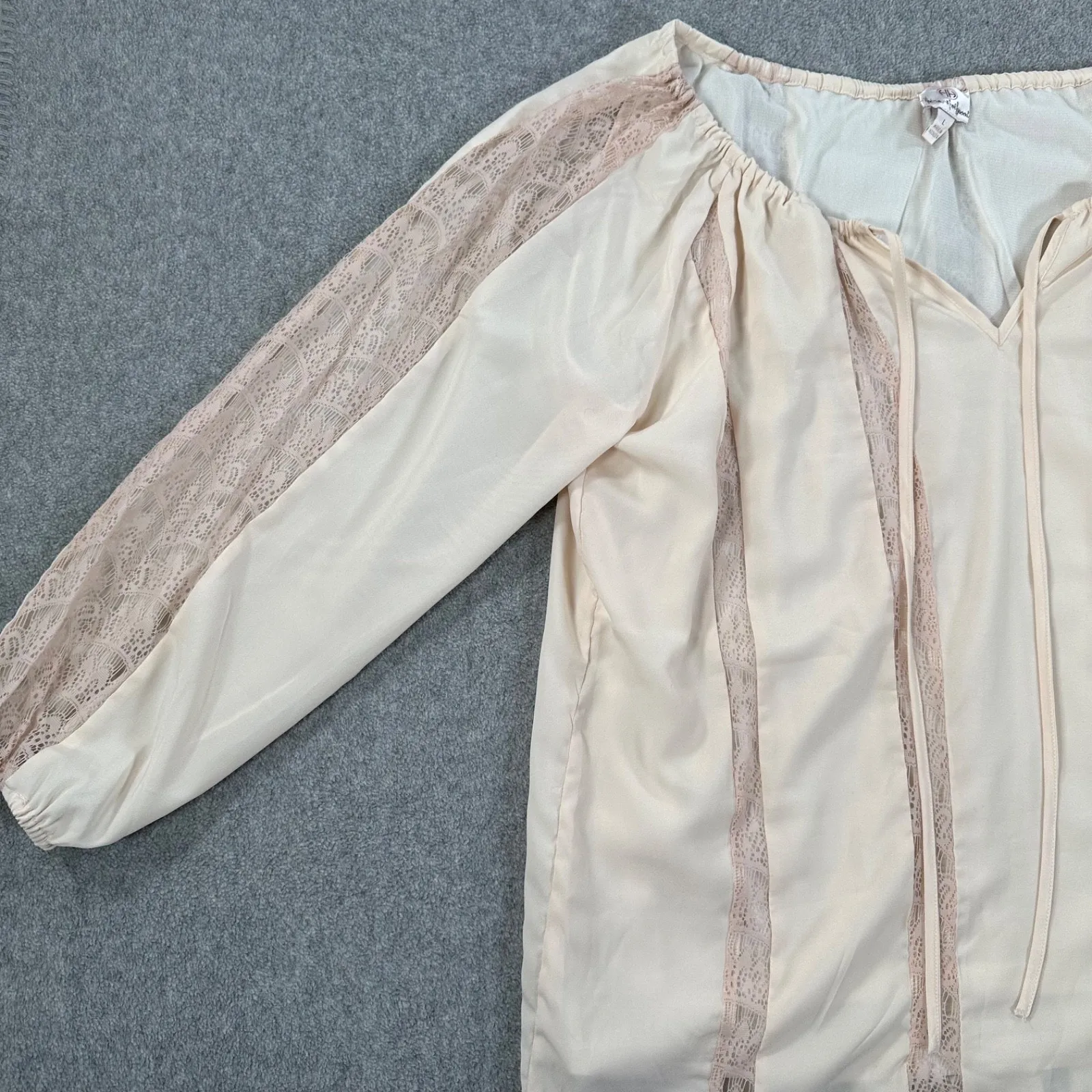 Hot in Hollywood Beige Peasant Blouse Lace Trim Women's Large Long Sleeve V - Image 2