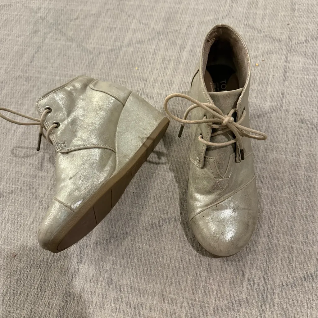 TOMS Women's Metallic Desert Wedge Booties 9 - Image 2
