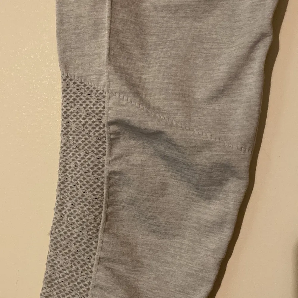 Fabletics Sync high waisted leggings pants Perforated 7/8 Size Small light gray - Image 7