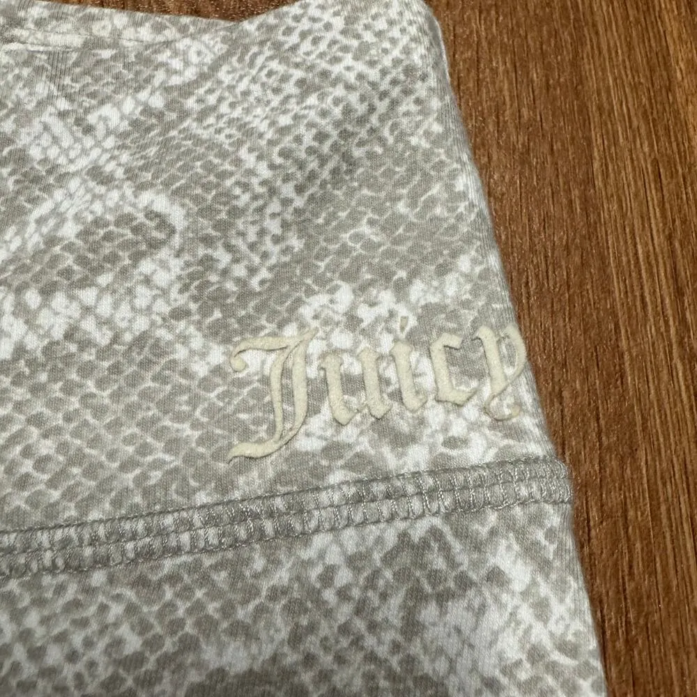 Juicy Couture Sport Snake Print 6.5" Bike Shorts Yoga Size Small Cream Gray - Image 3
