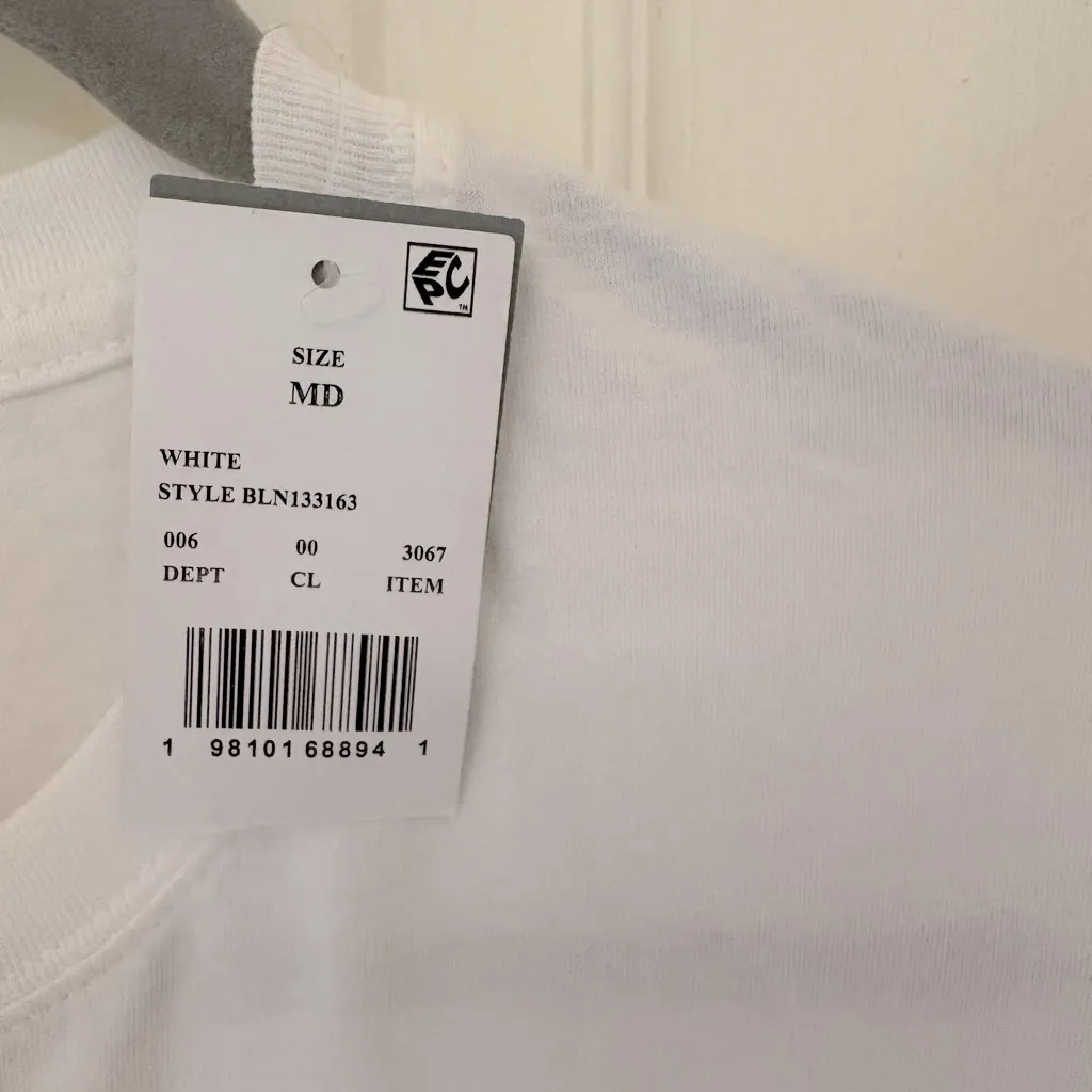 NWT!! Women’s Short Sleeve Blink 182 T - Image 3