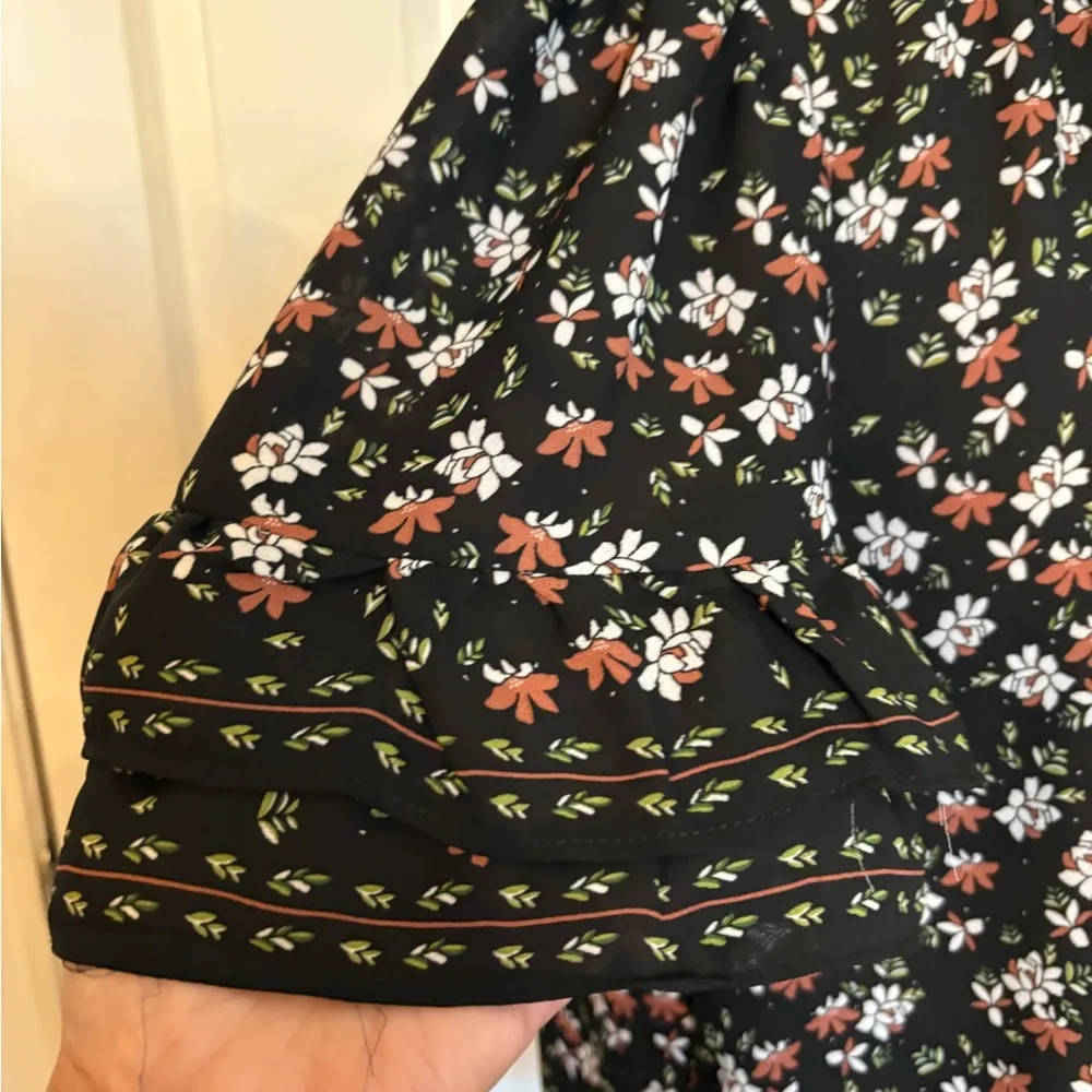 Max Studio Black and White Flutter Sleeve Blouse - Image 6