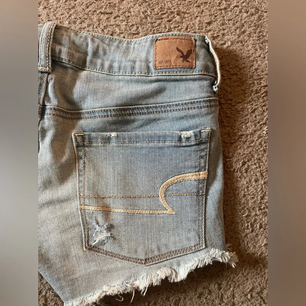American Eagle Shortie Distress Blue White Washed Denim Jean Shorts Lace Pockets - Image 14