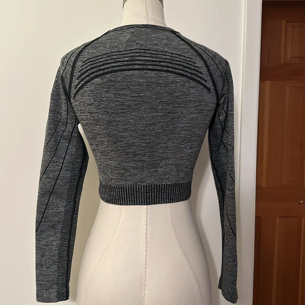 HYPER AMPLIFY LONG SLEEVE CROP TOP in Black Marl/Black - Image 10