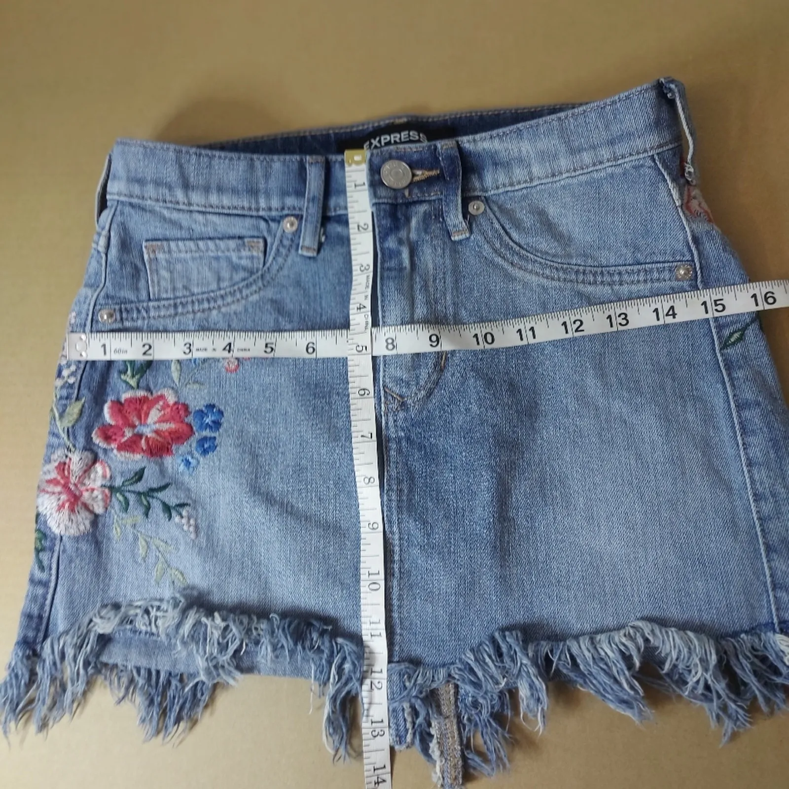 EXPRESS Floral Embroidered Raw Hem Denim Mini Skirt 00 Boho Floral Festival Twee - Image 5