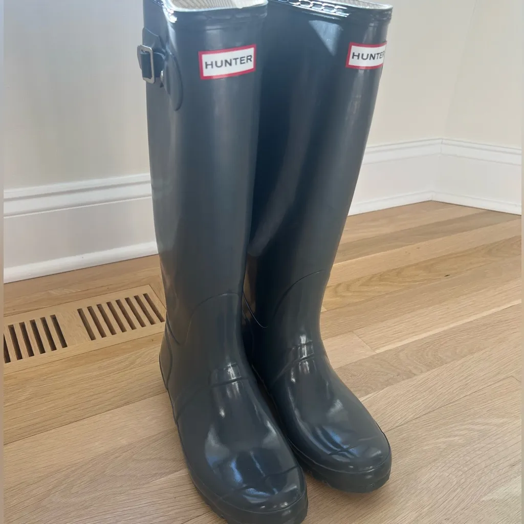Hunter Women's Original Tall Gloss Rain Boots in black. Size 10 - Image 2
