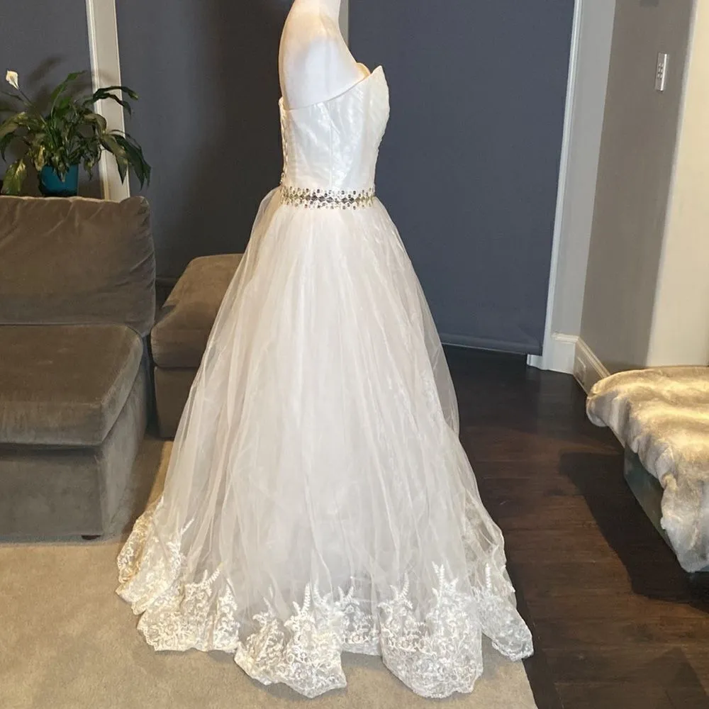 Women’s White Wedding Dress Sleeveless Corset Back Silver Beading Size 8 NWOT White - Image 8