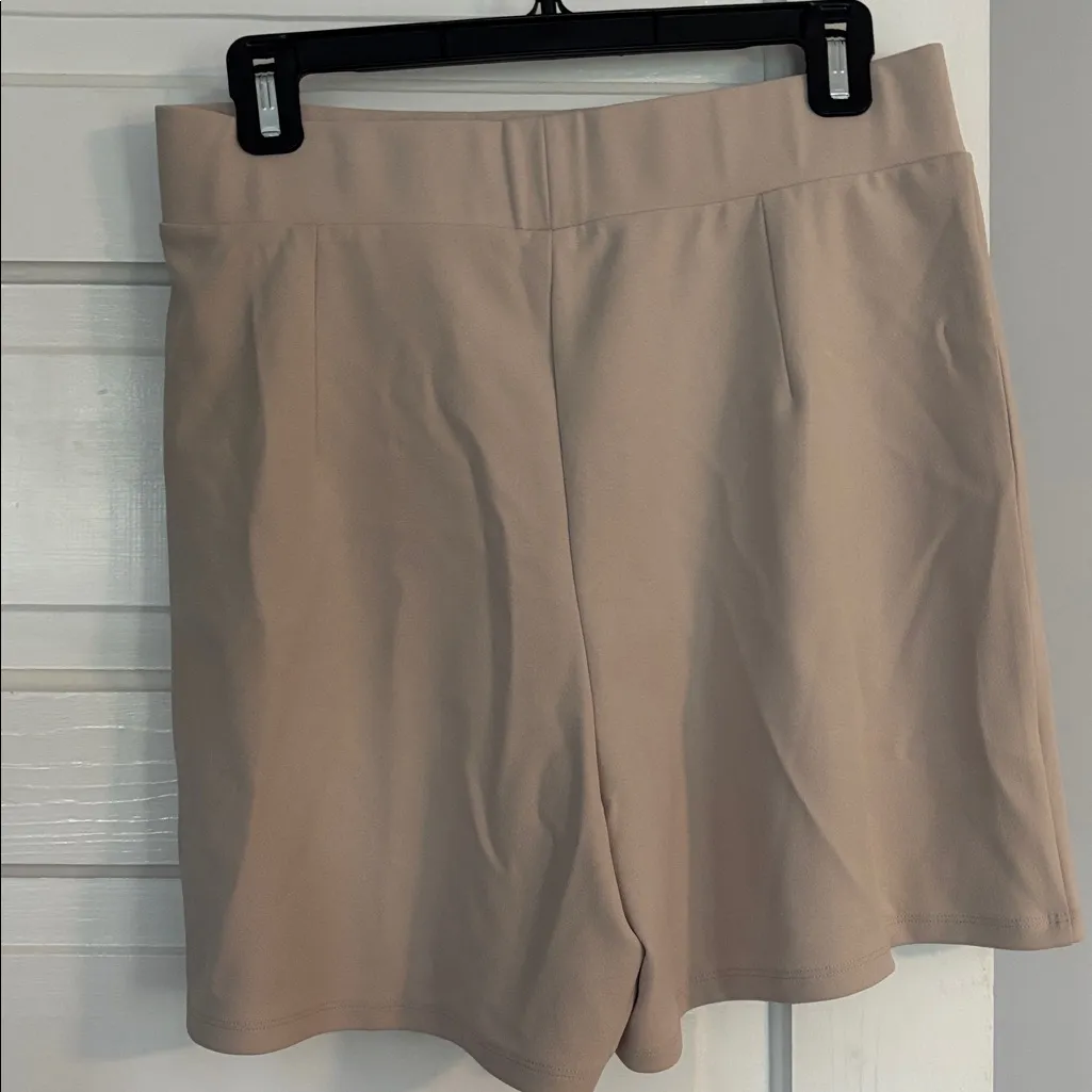 H&M Pleated Women's Tan Shorts - Image 2