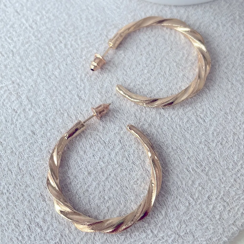 Medium twisted gold hoop - Image 2