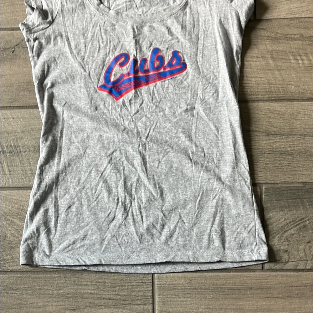 MLB Gray Cap Sleeve Fitted Tee with Chicago Cubs Logo - Image 2