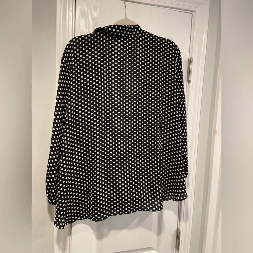 NWOT NorthStyle Size 2X Black Cream Polka Dot 3/4 Sleeve Flowy Wrap Front Blouse - Image 9