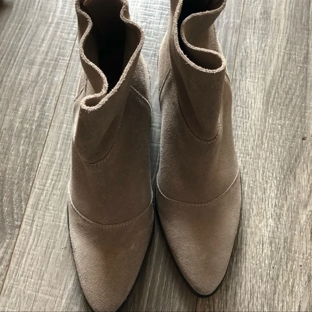 NWOB Black Suede Studio Tan Pointed Toe Ankle Boots Size 7 Brown - Image 6