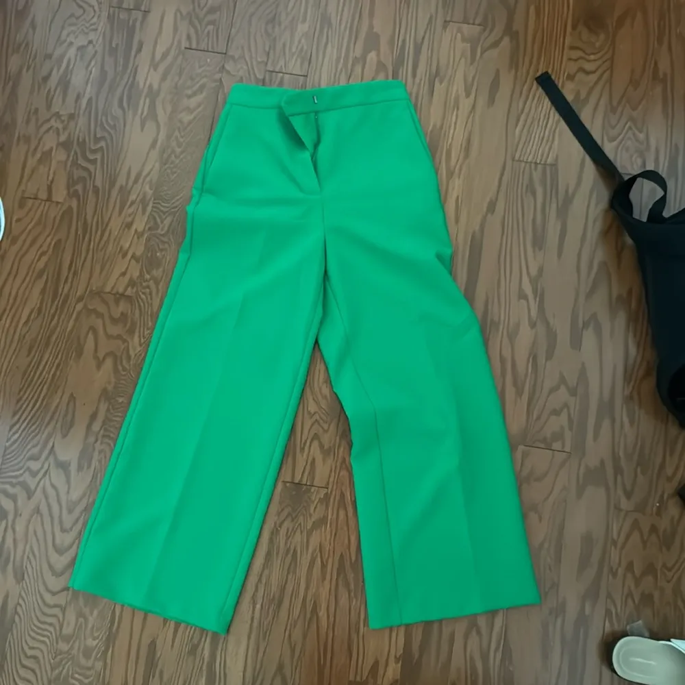 green cropped culottes pants - Image 3
