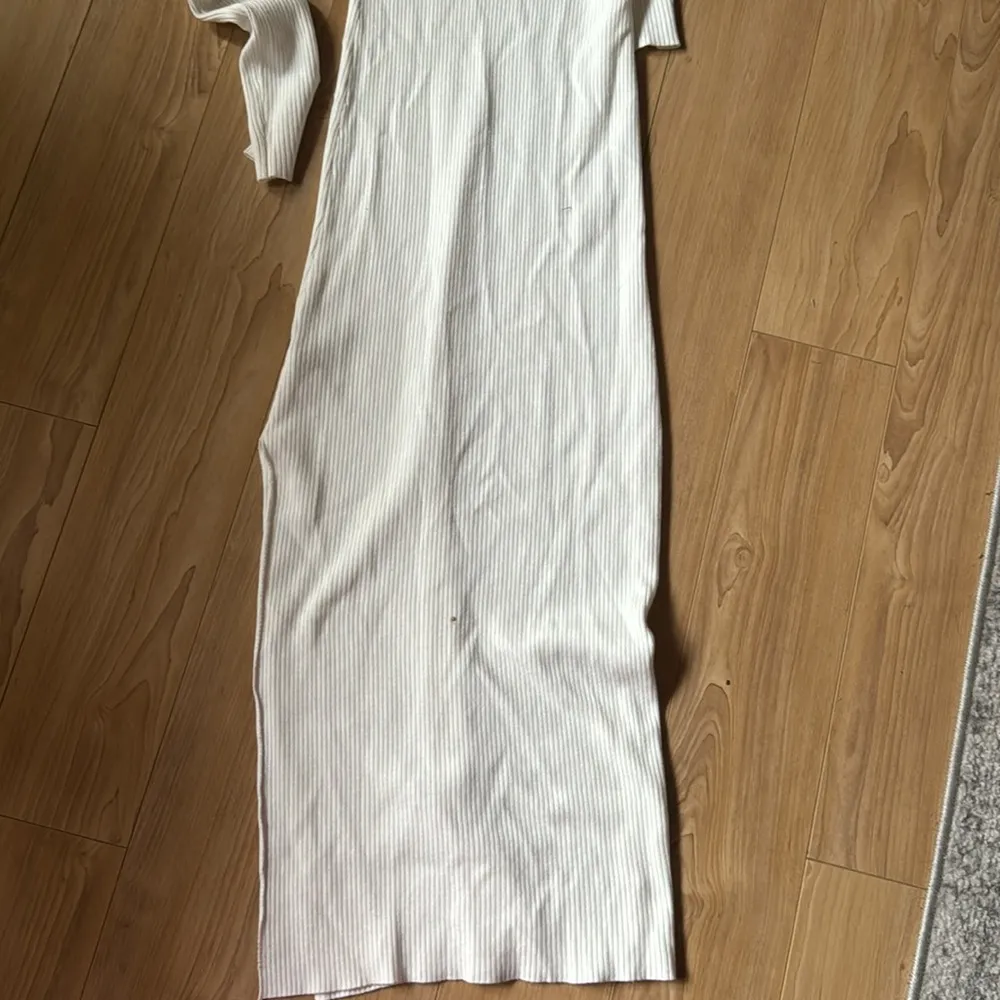 GLASSONS RIBBED WHITE DRESS - Image 4