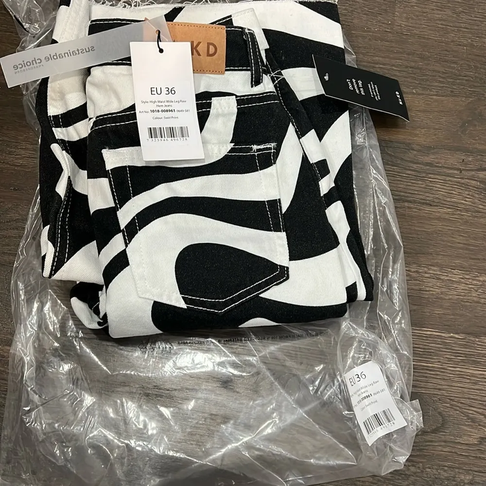 NA-KD high waist wide leg swirl pant jeans - Image 2