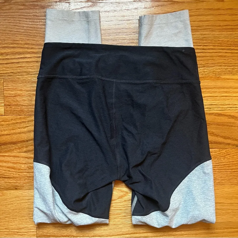 black and gray and white colorblock leggings size medium - Image 5