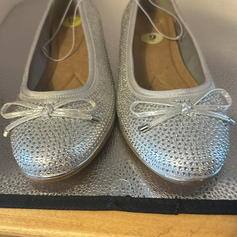 ANDIAMO new without tags beautiful silver flat shoes. Size is nine medium. - Image 7