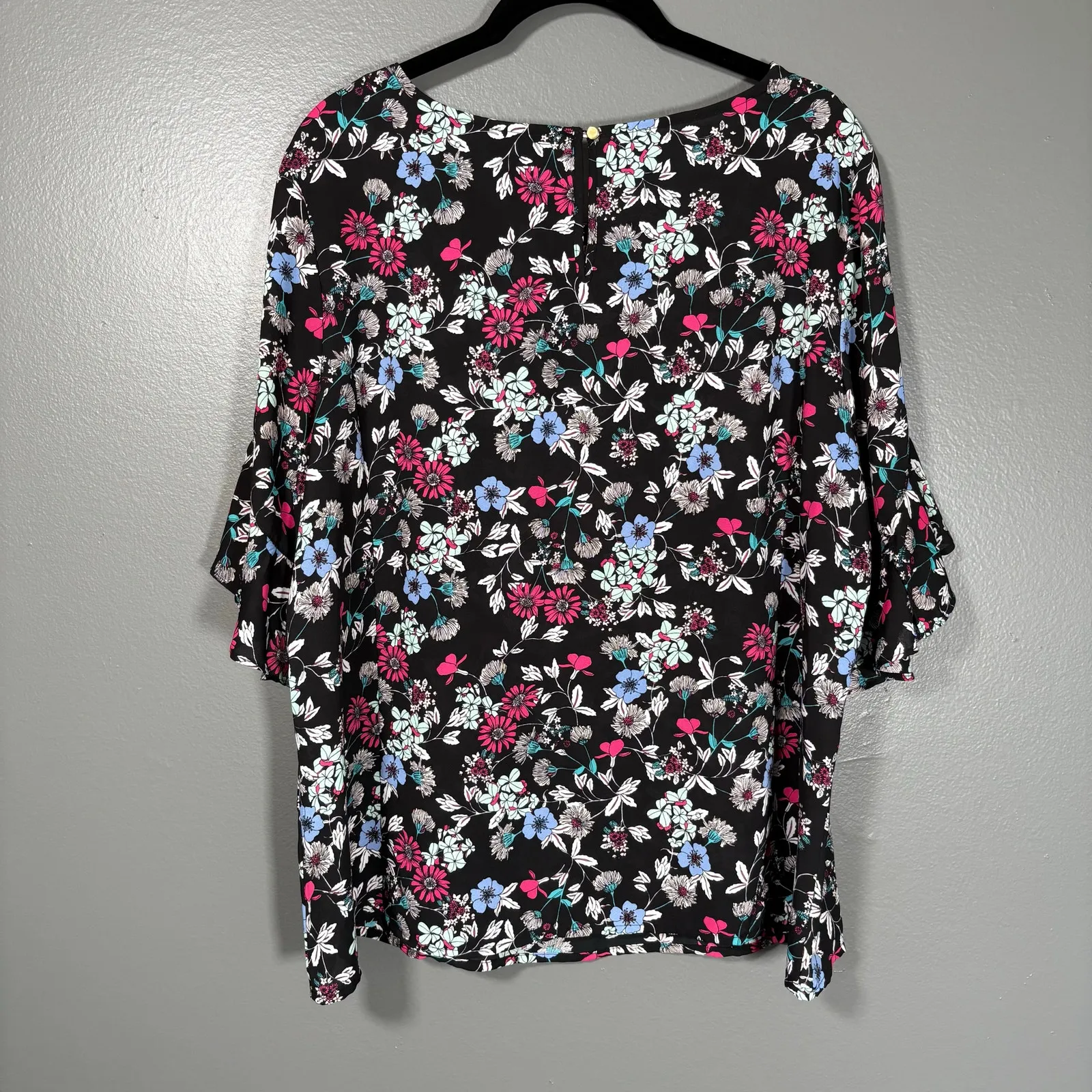 Liz Claiborne Women's Black Floral Flutter Sleeve Boho Top - Size PXL (Petite) - Image 5