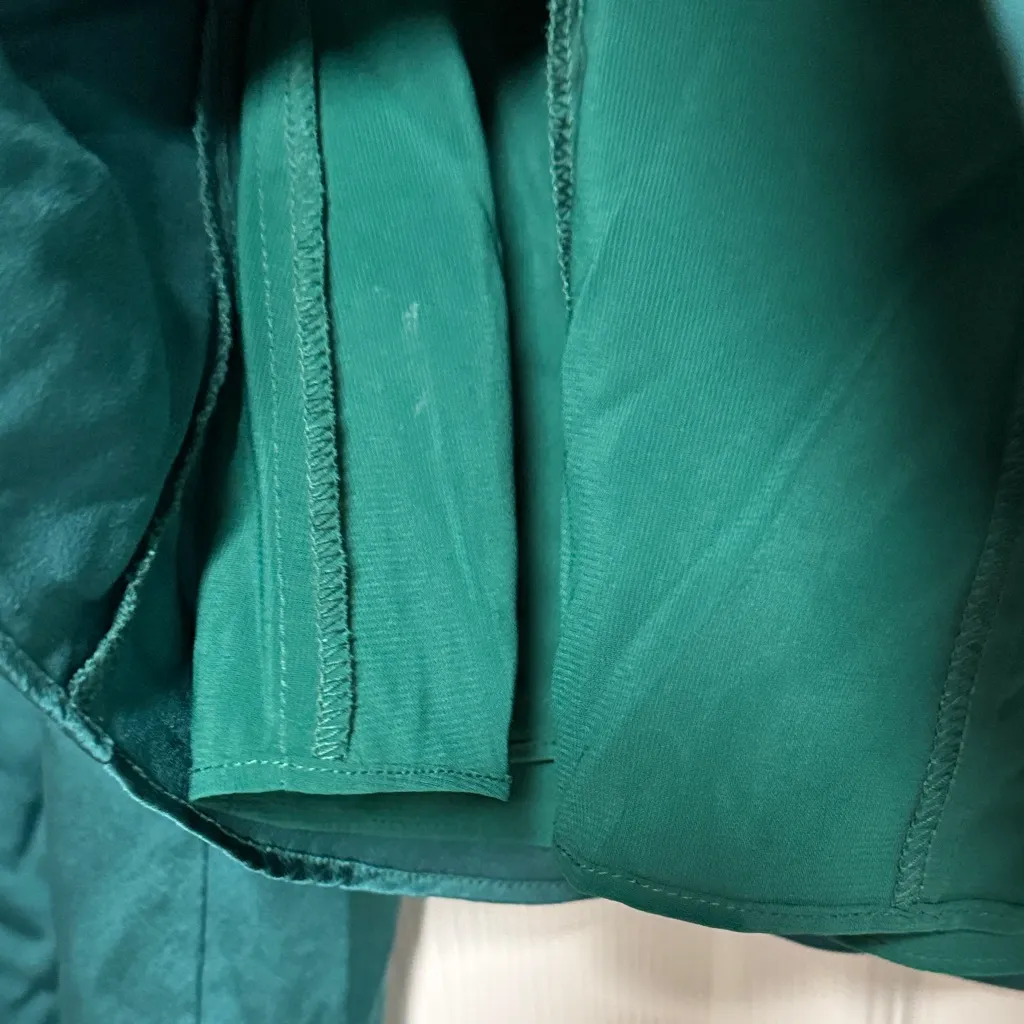 Chic Emerald Green Women's Blouse with Button Detail Size M - Image 9