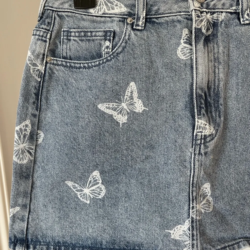 PacSun new with tags butterfly denim jean skirt in a size 26 - Image 8
