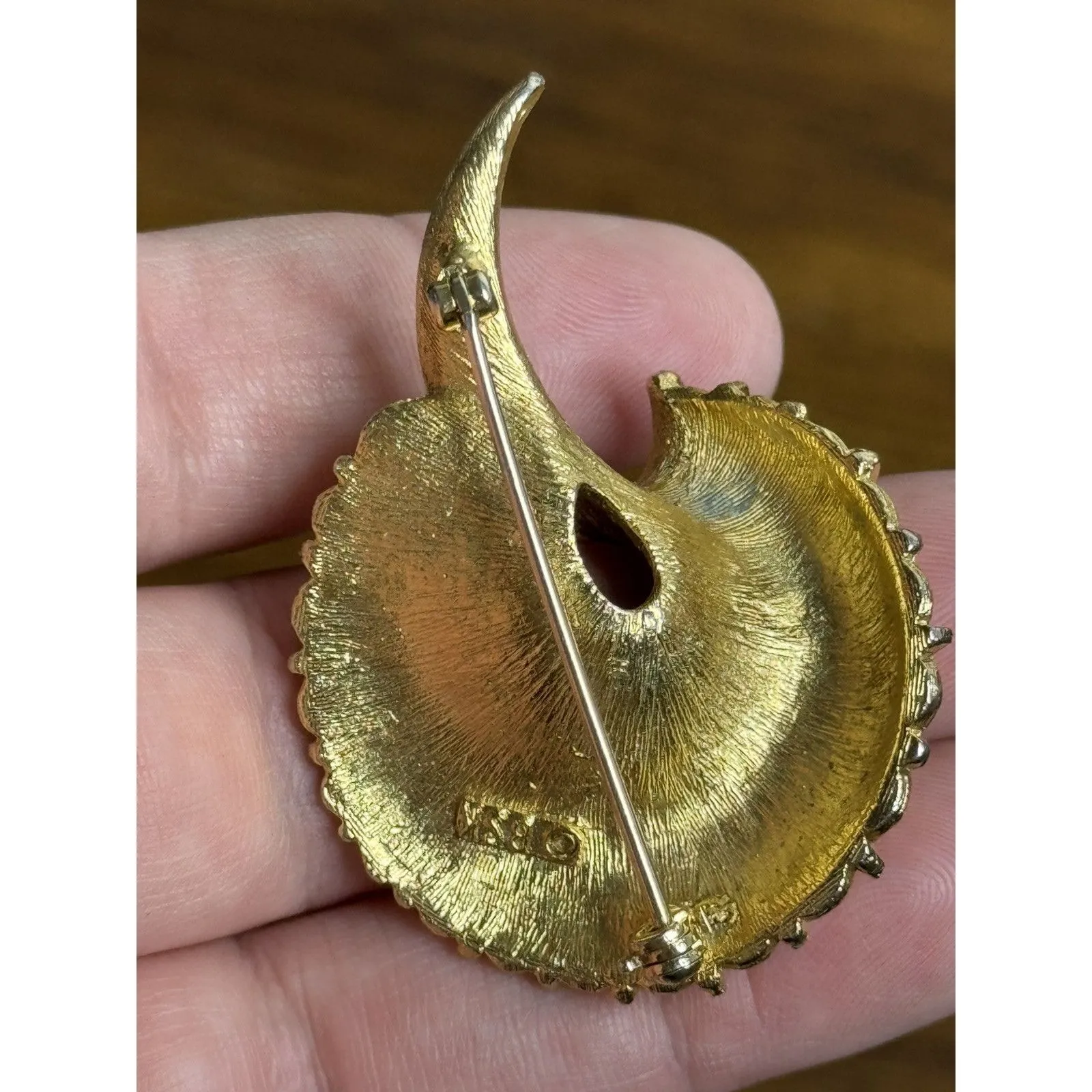 Vintage BSK Signed Large Textured Gold Tone Clear‎ Rhinestones 3D Flower Brooch - Image 3