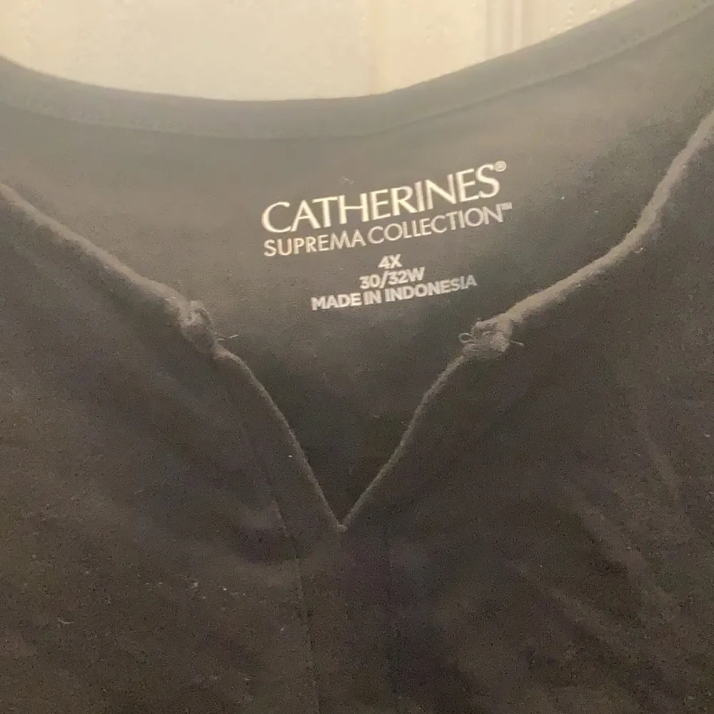 FINAL MARKDOWN Catherine’s notch neck tee 4x - Image 2