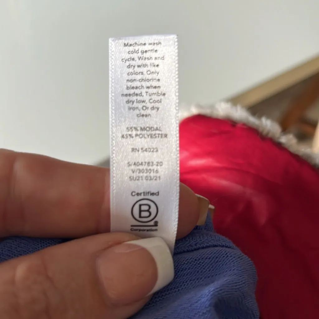 Athleta vee neck T-shirt - Image 3