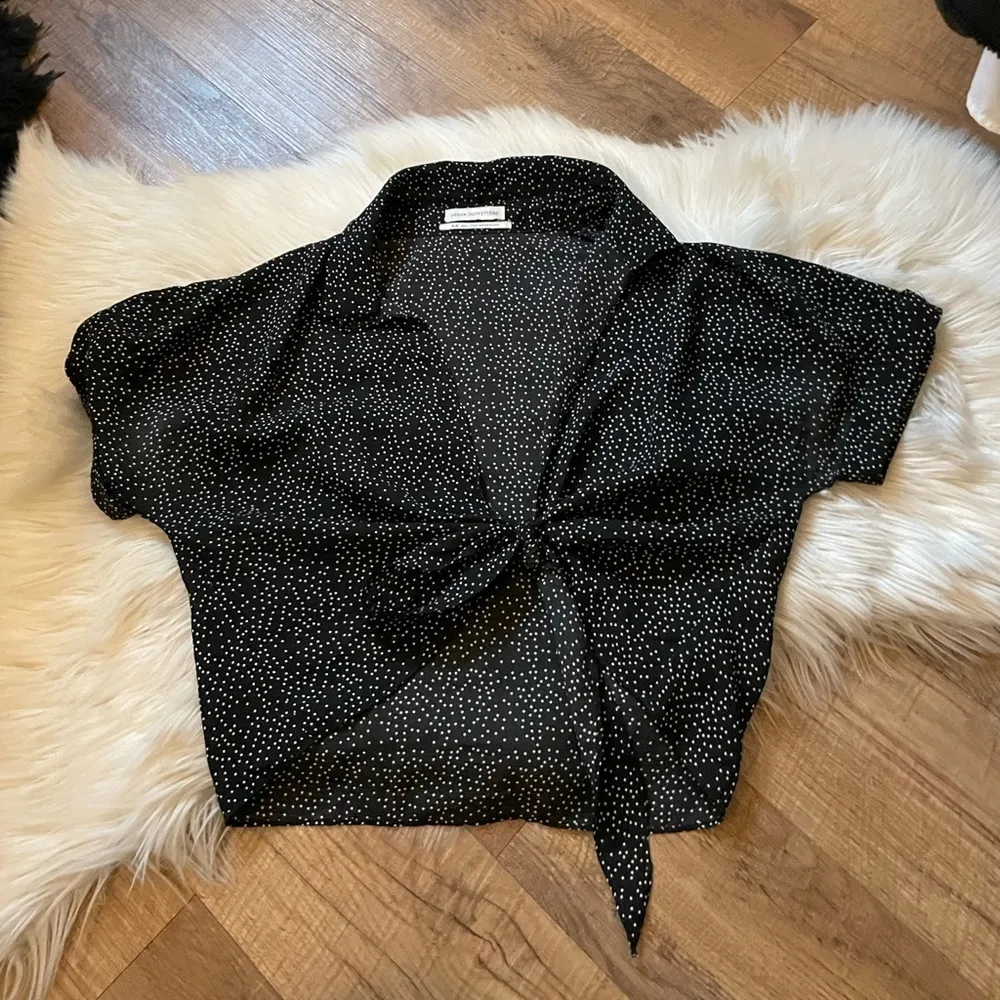 URBAN OUTFITTERS Tie Front Short Sleeve Cropped Tee - Image 3