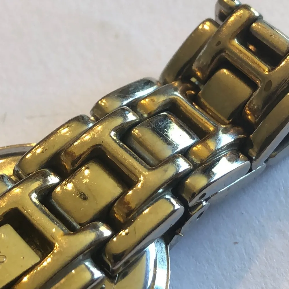 Guess Silver Tone Vintage Watch Wristwatch NEW BATTERY - Image 10