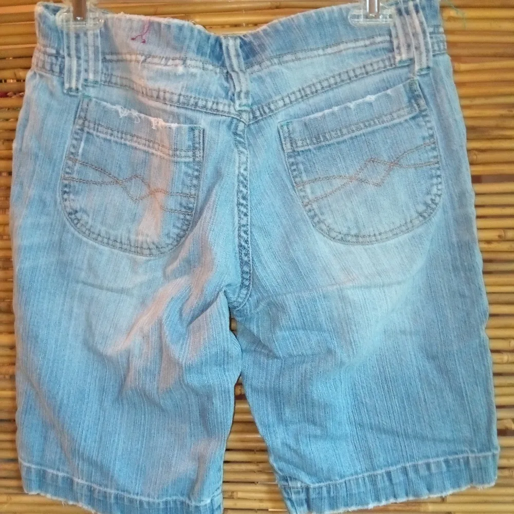 Mudd 9 31 Distressed Light Wash Jean Shorts - Image 6
