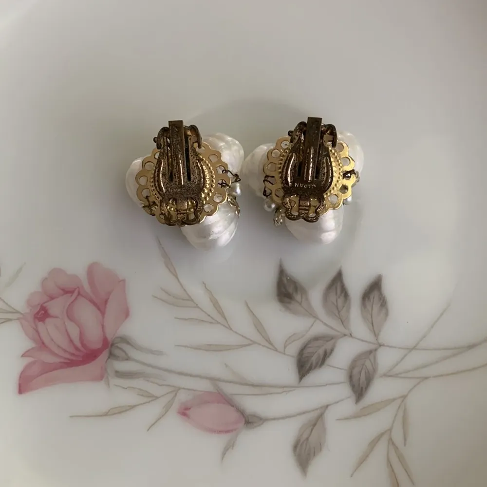 Vintage PEARL WHITE clip on faux Pearl Goldtone earrings - Image 4