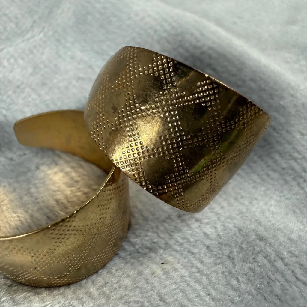 Textured Gold Tone 3/4 Hoop Earrings Pierced Post Back Heart Pattern Engraved - Image 2