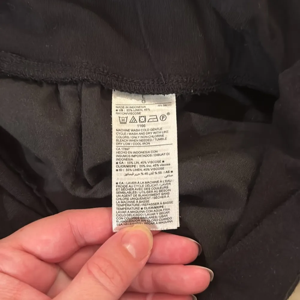 Old Navy Maternity Rollover-Waist Linen-Blend Shorts 5-inch inseam in Black Jack - Image 4