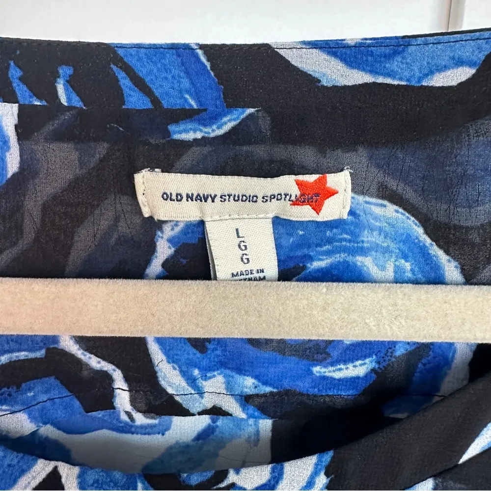 Old Navy  Blue and Black Floral Blouse - Image 4