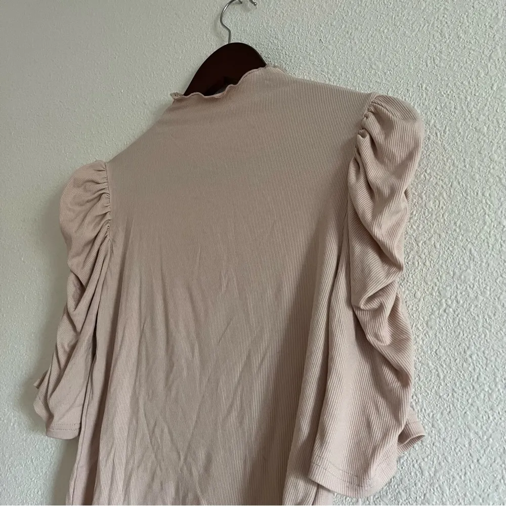 BB Dakota / Steve Madden Tan Ribbed Ruffle Sleeve Crop Top Size Small - Image 2