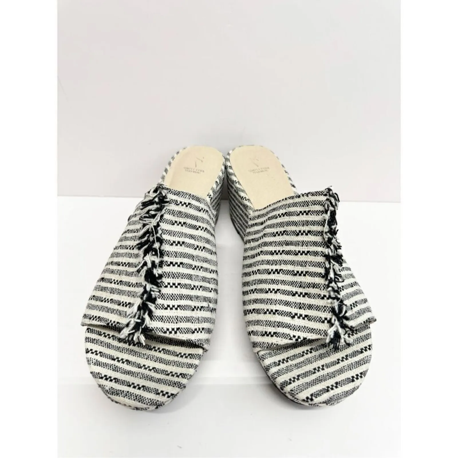 Simply Vera Wang Wedges Size 9.5 Black White Textile Upper Open Toe Sandals - Image 4