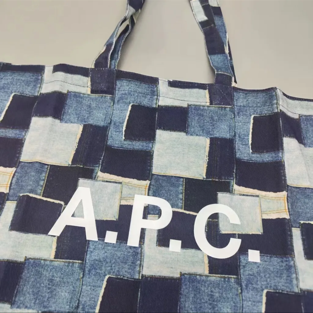 A.P.C. Navy and Cream Geometric Tote Blue - Image 9