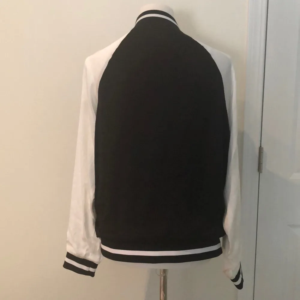 Cute Black and White Forever21 Lightweight Jacket - Image 4