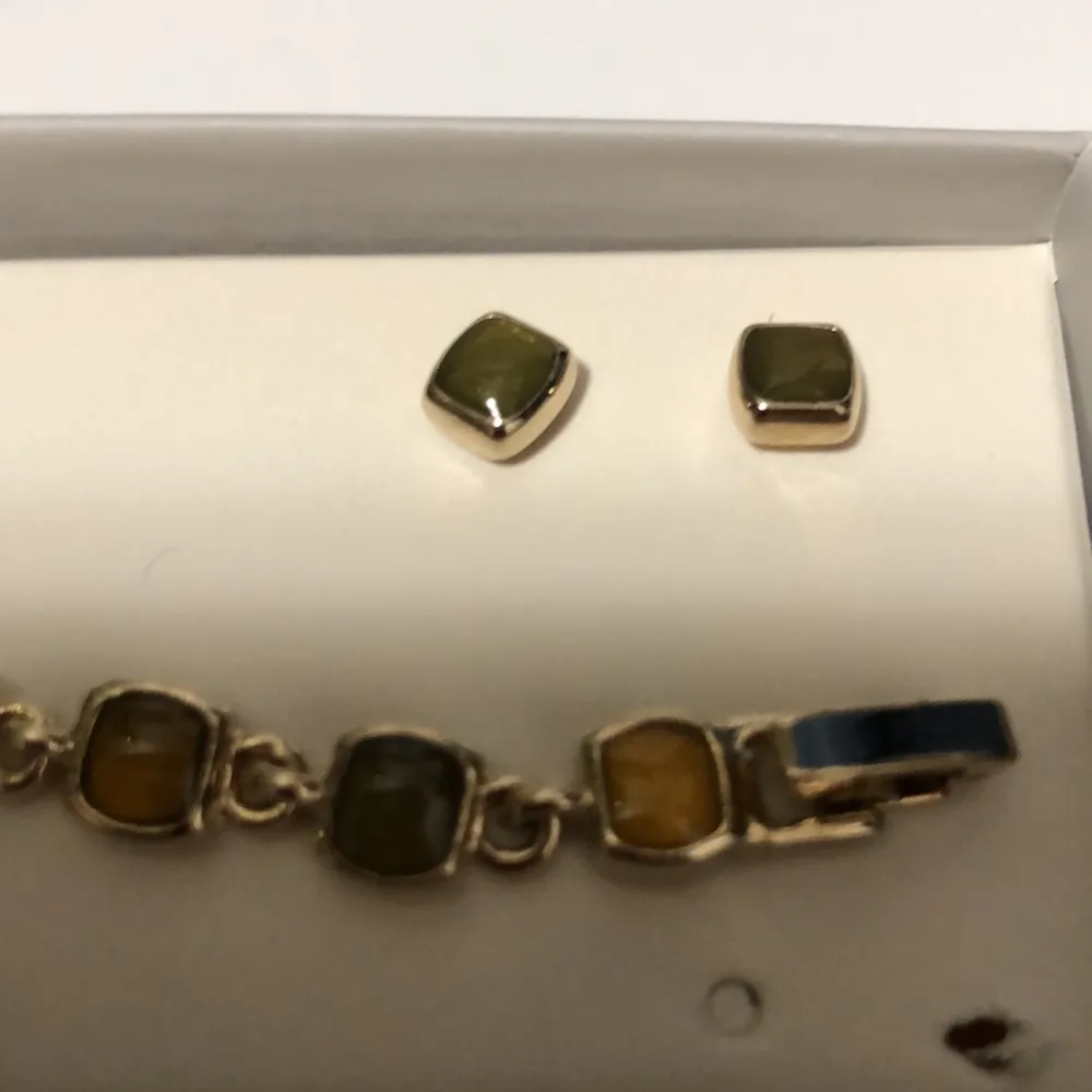 NWT Liz Claiborne Green & Yellow Bracelet & Earring Set - Image 4