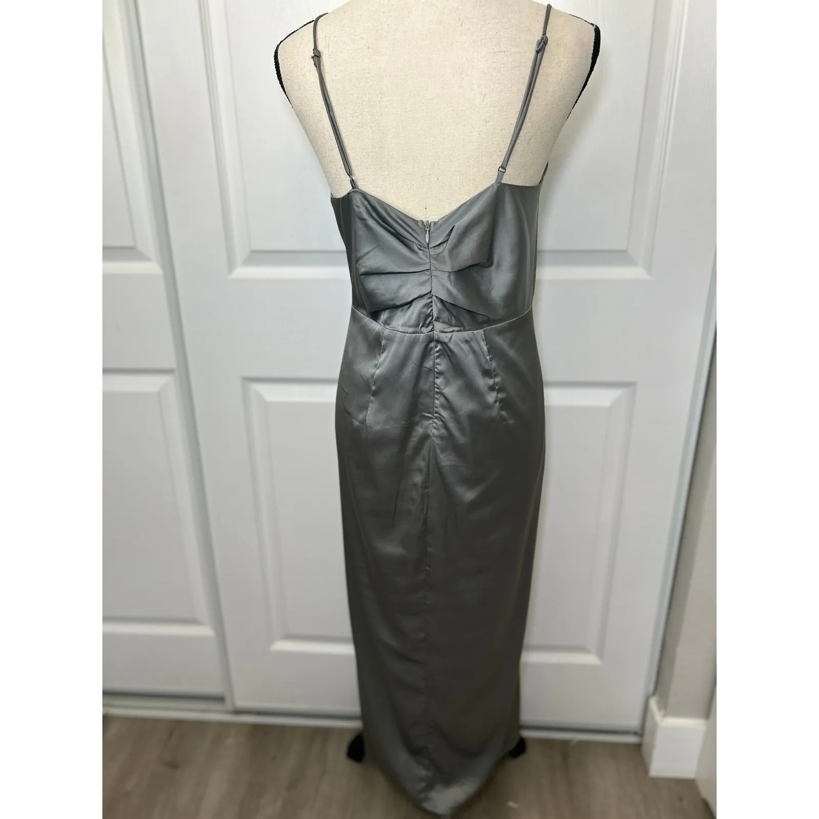 ASTR Gray Satin Maxi Dress Sleeveless Twist Front Formal Occasion Party‎ Medium - Image 4