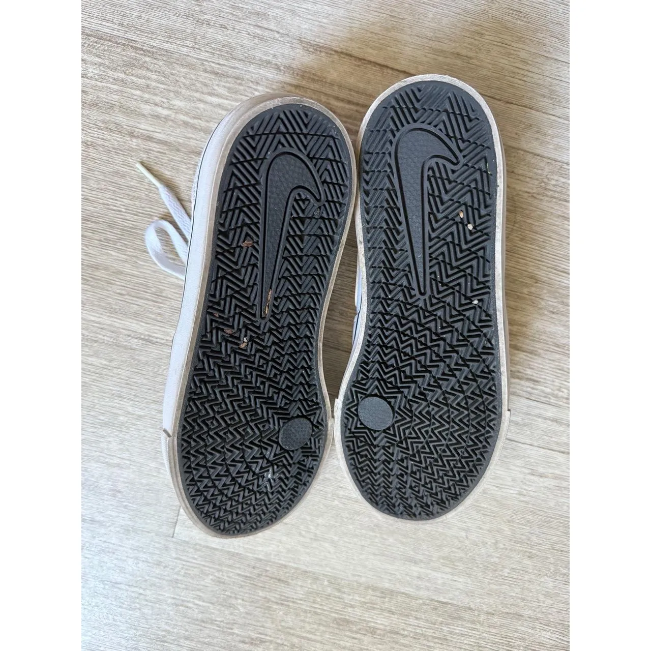 White Nike SB Chron 2 Sneakers size 4.5 - Image 4