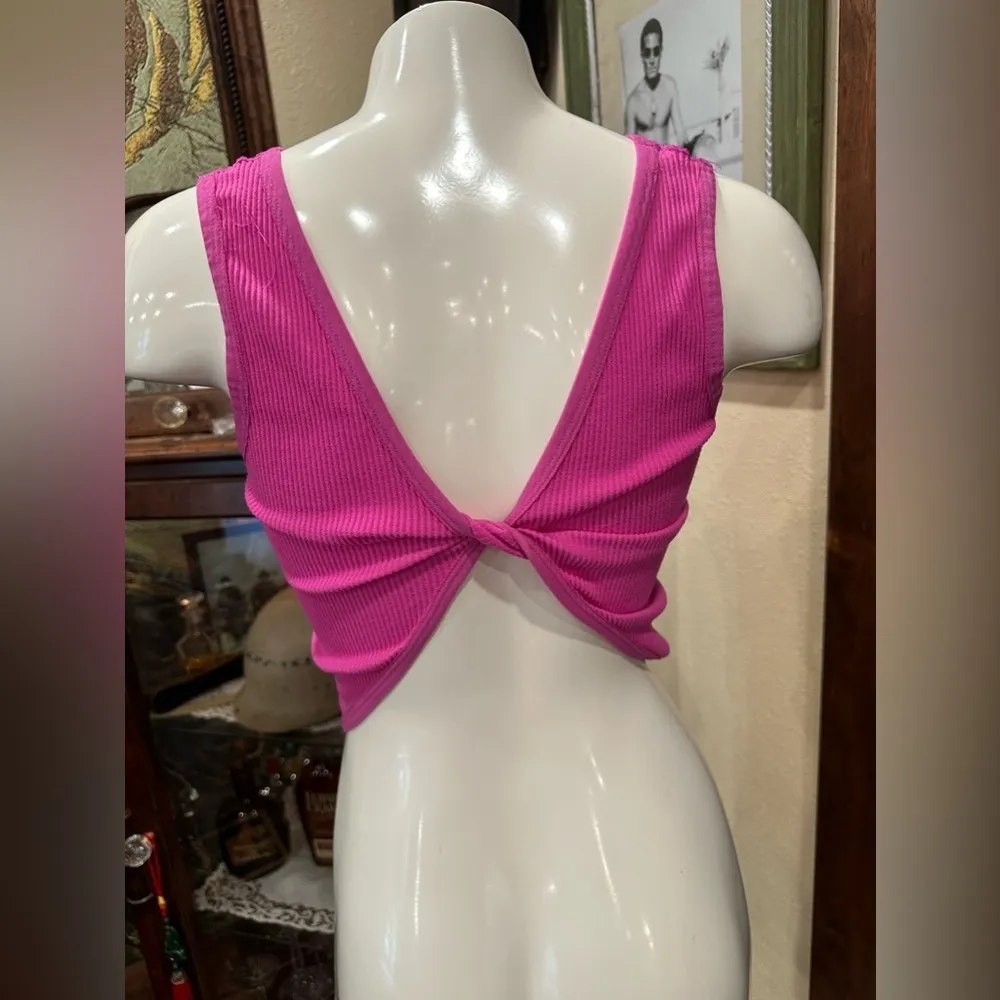 Euc Onestepout hot pink ribbed stretchy crop tank top with open back and twist. Size L - Image 3