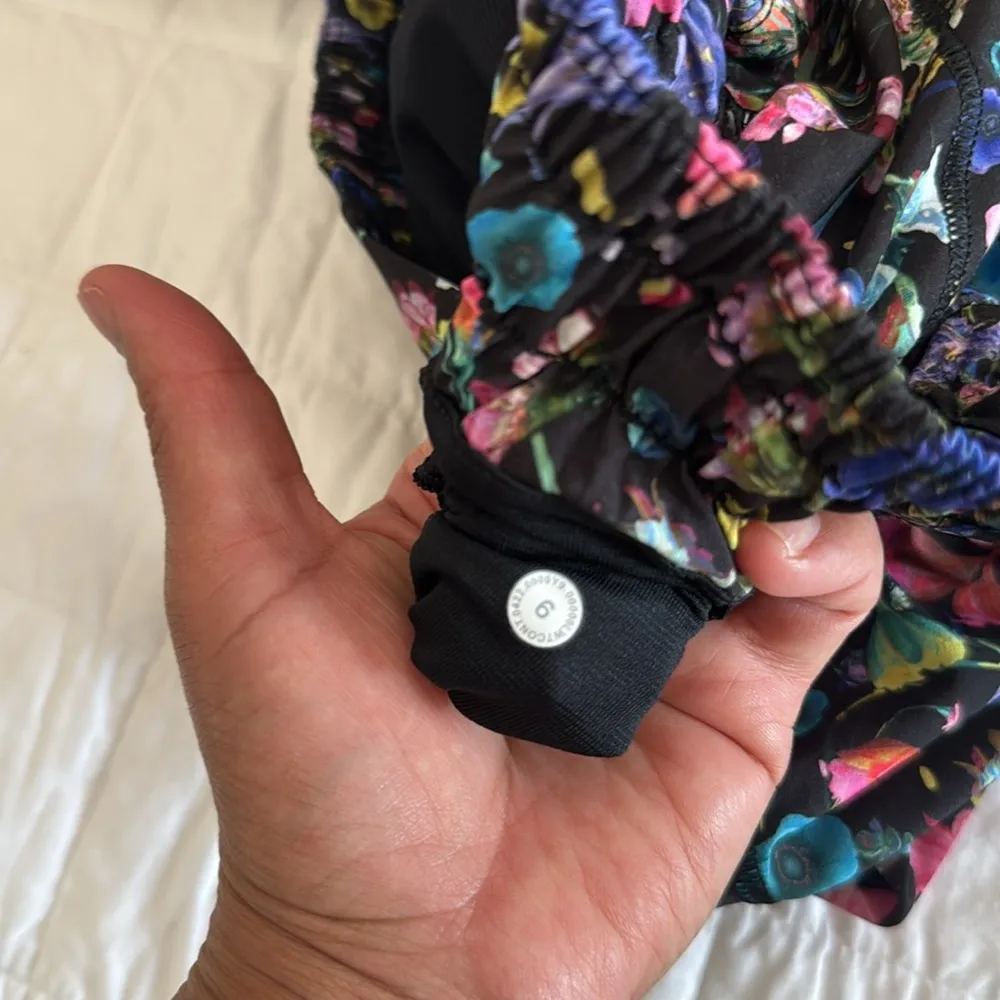 Lululemon Hotty Hot Low Rise Short 4” Lined Size 6 Flowerscope Black - Image 6