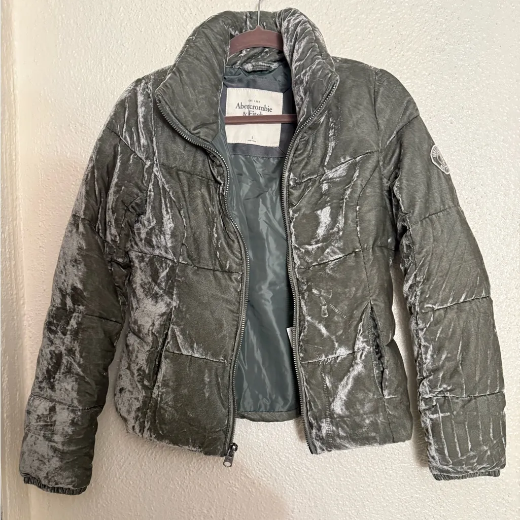 Abercrombie & Fitch women’s Olive velvet lined Puffer Jacket Size S - Image 10