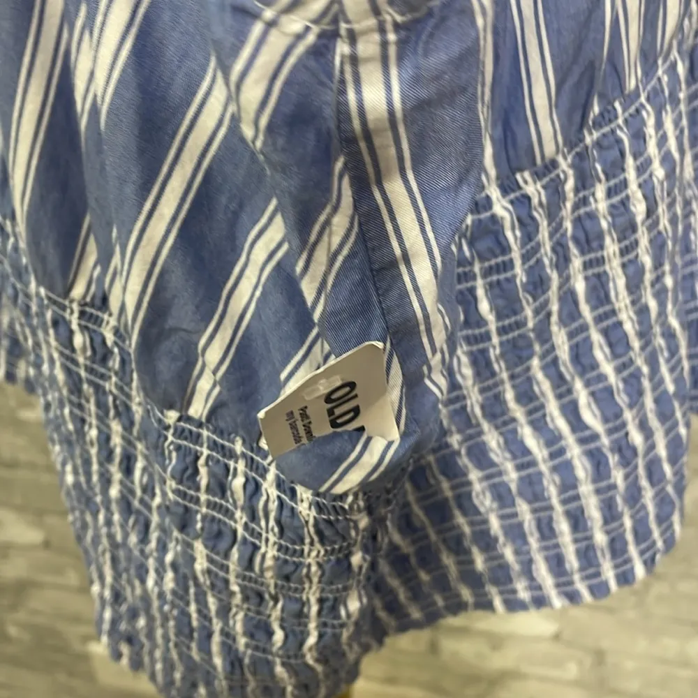 Old Navy Fitted Striped Sleeveless V-Neck Tie-Shoulder Smocked Blouse - Image 4