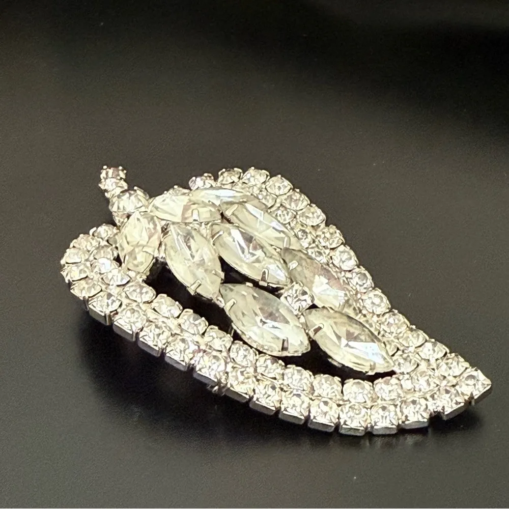 Vintage Unsigned Clear Rhinestones Bling Large Curved Leaf Pendant Brooch 26g. Silver - Image 11
