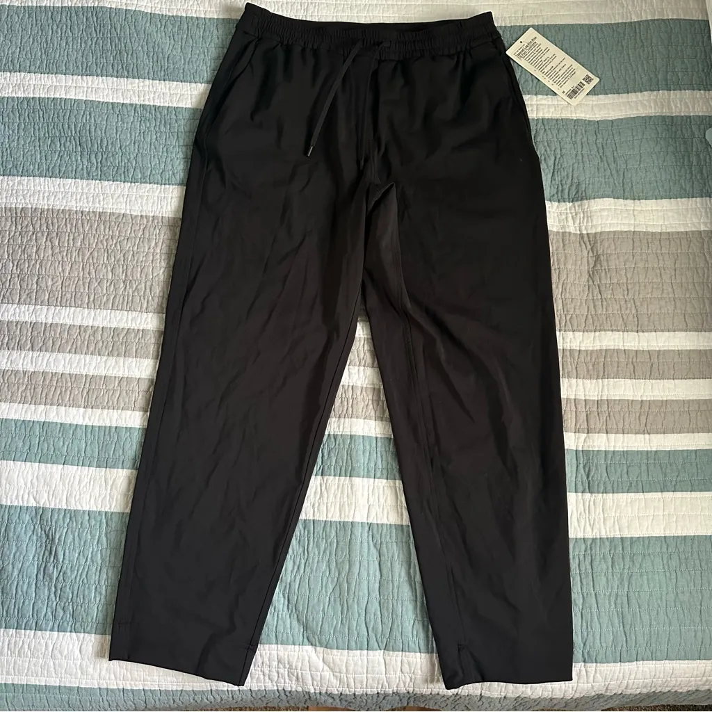Lululemon Tapered-Leg Mid-Rise Pant 7/8 Length Luxtreme
Black M - Image 6