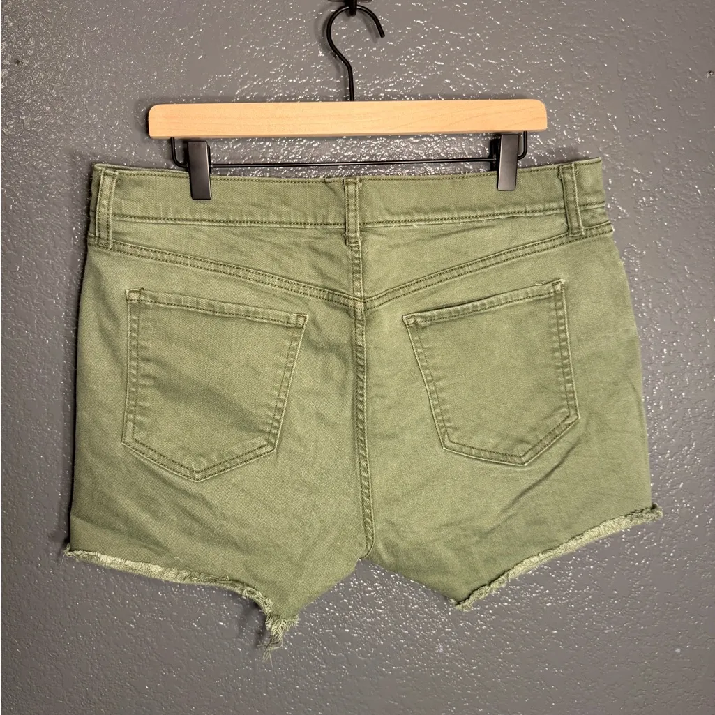 Old Navy Women’s Boyfriend Shorts Green Distressed Size 12 Large - Image 3
