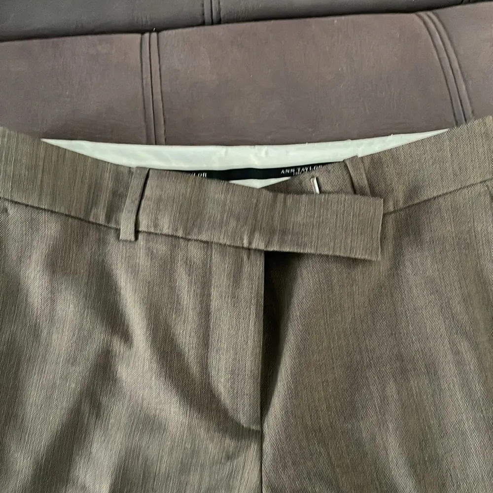 ANN TAYLOR Brown Taupe Dress Pants Size 8P - Image 2