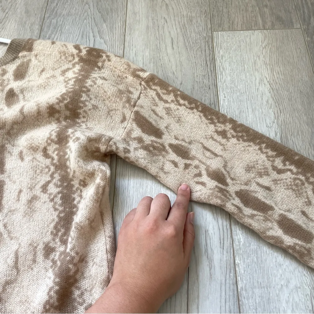 White + Warren 100% cashmere Animal Print V Neck Sweater Tan (Small) leopard - Image 5